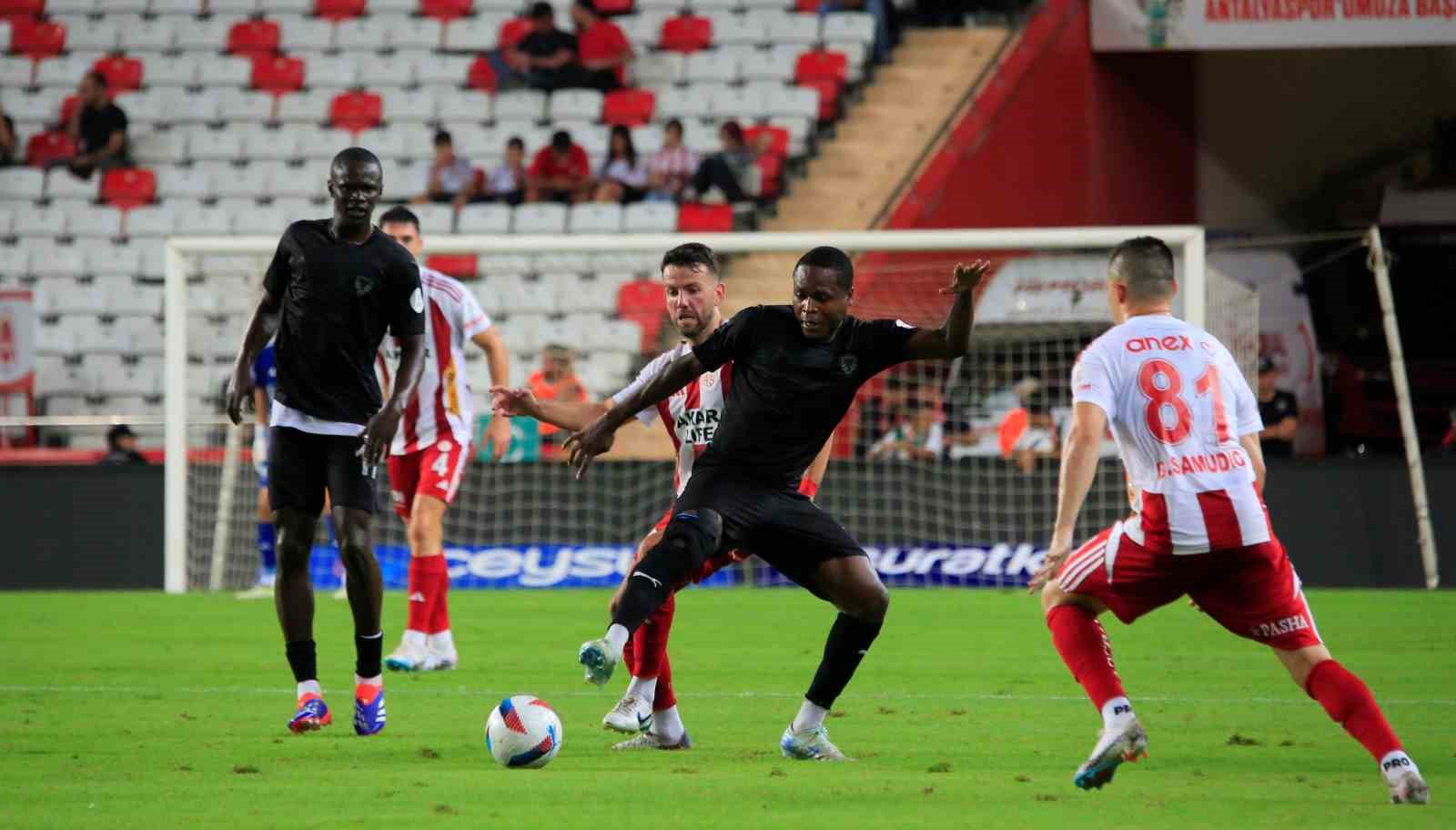 Trendyol Süper Lig: Antalyaspor: 0 - Hatayspor: 2 (İlk yarı)
