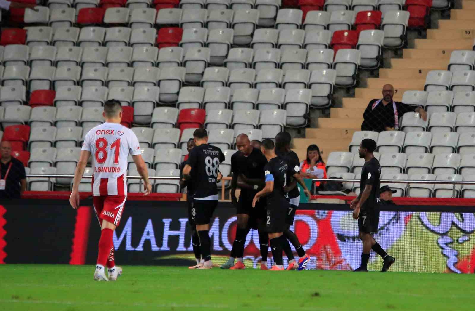 Trendyol Süper Lig: Antalyaspor: 0 - Hatayspor: 2 (İlk yarı)
