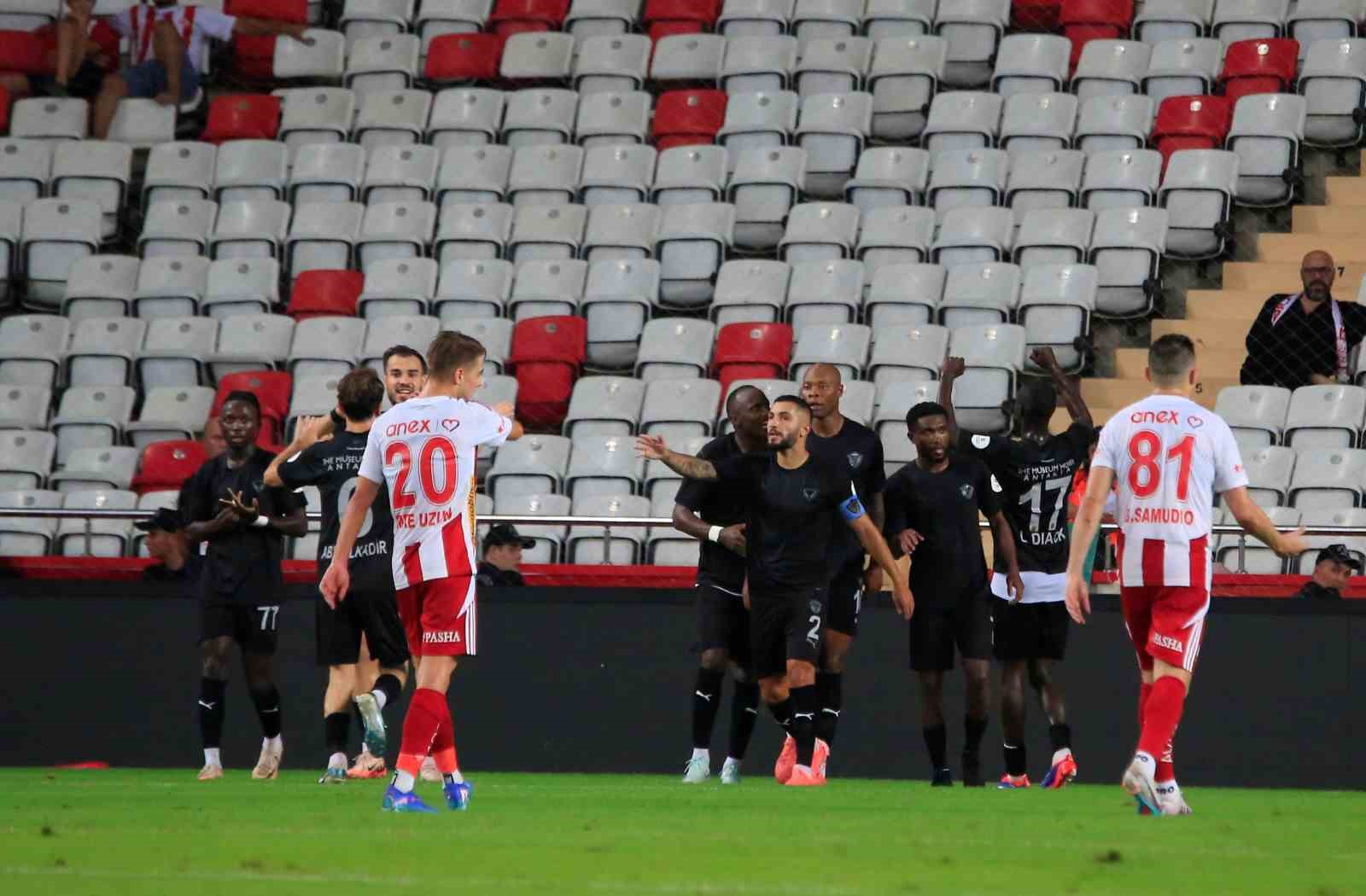 Trendyol Süper Lig: Antalyaspor: 0 - Hatayspor: 2 (İlk yarı)
