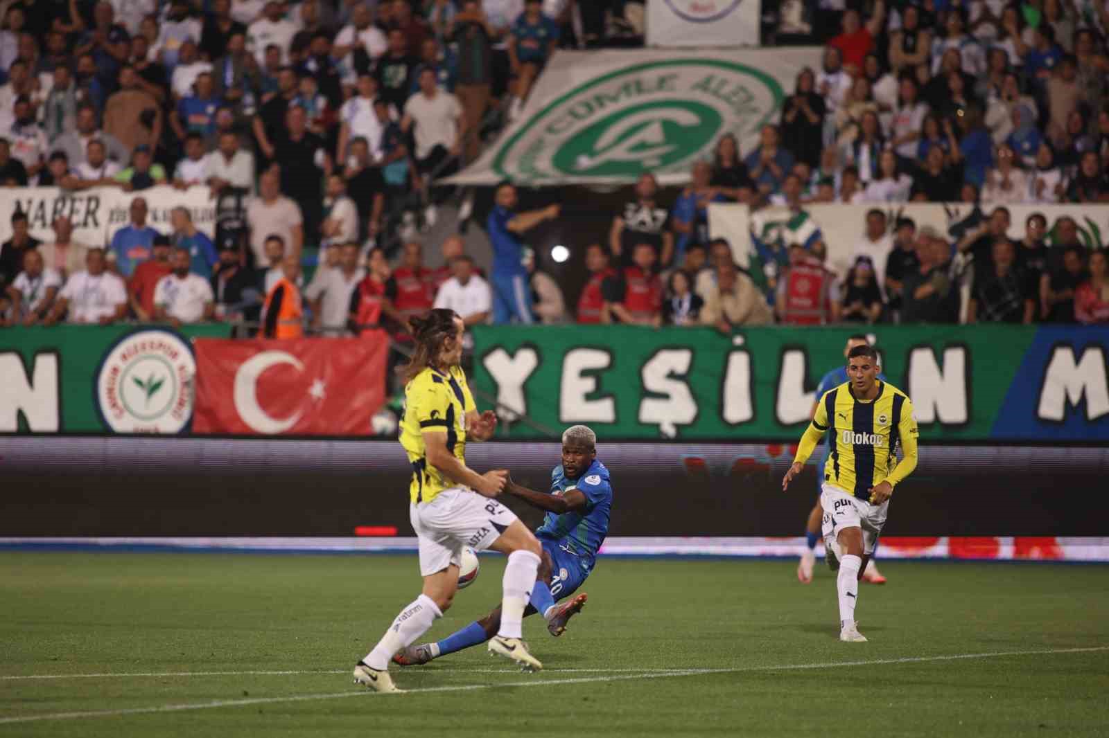 Trendyol Süper Lig: Çaykur Rizespor: 0 - Fenerbahçe: 1 (İlk yarı)
