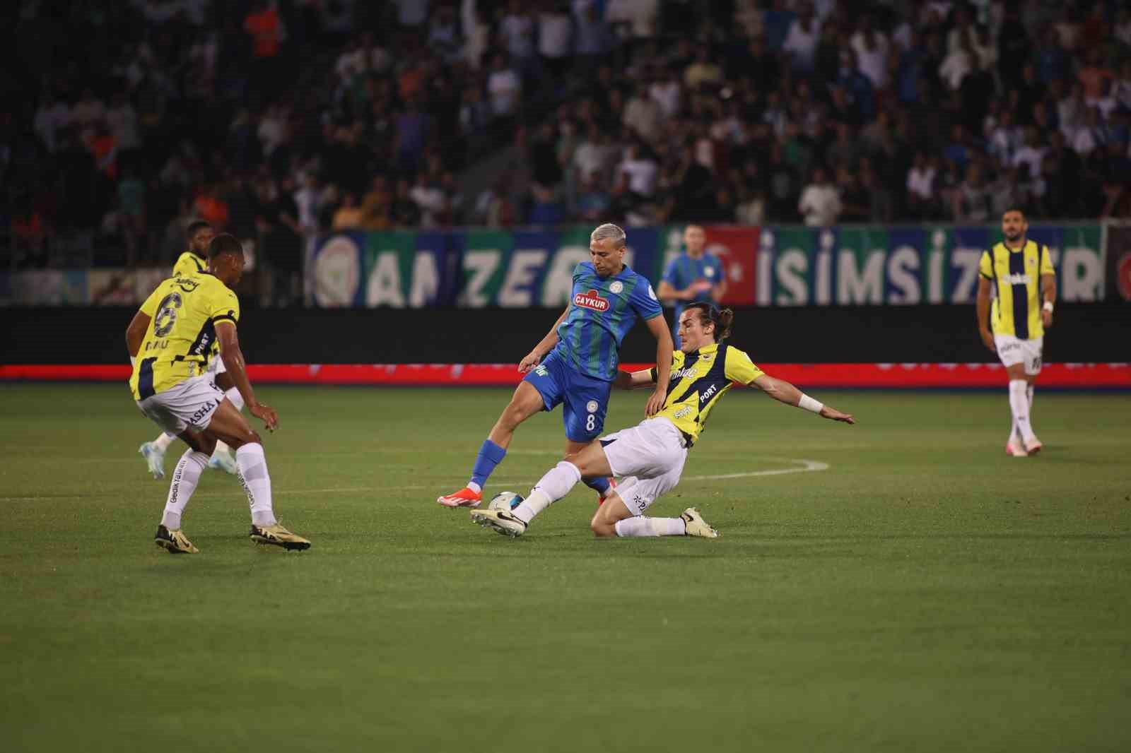 Trendyol Süper Lig: Çaykur Rizespor: 0 - Fenerbahçe: 1 (İlk yarı)
