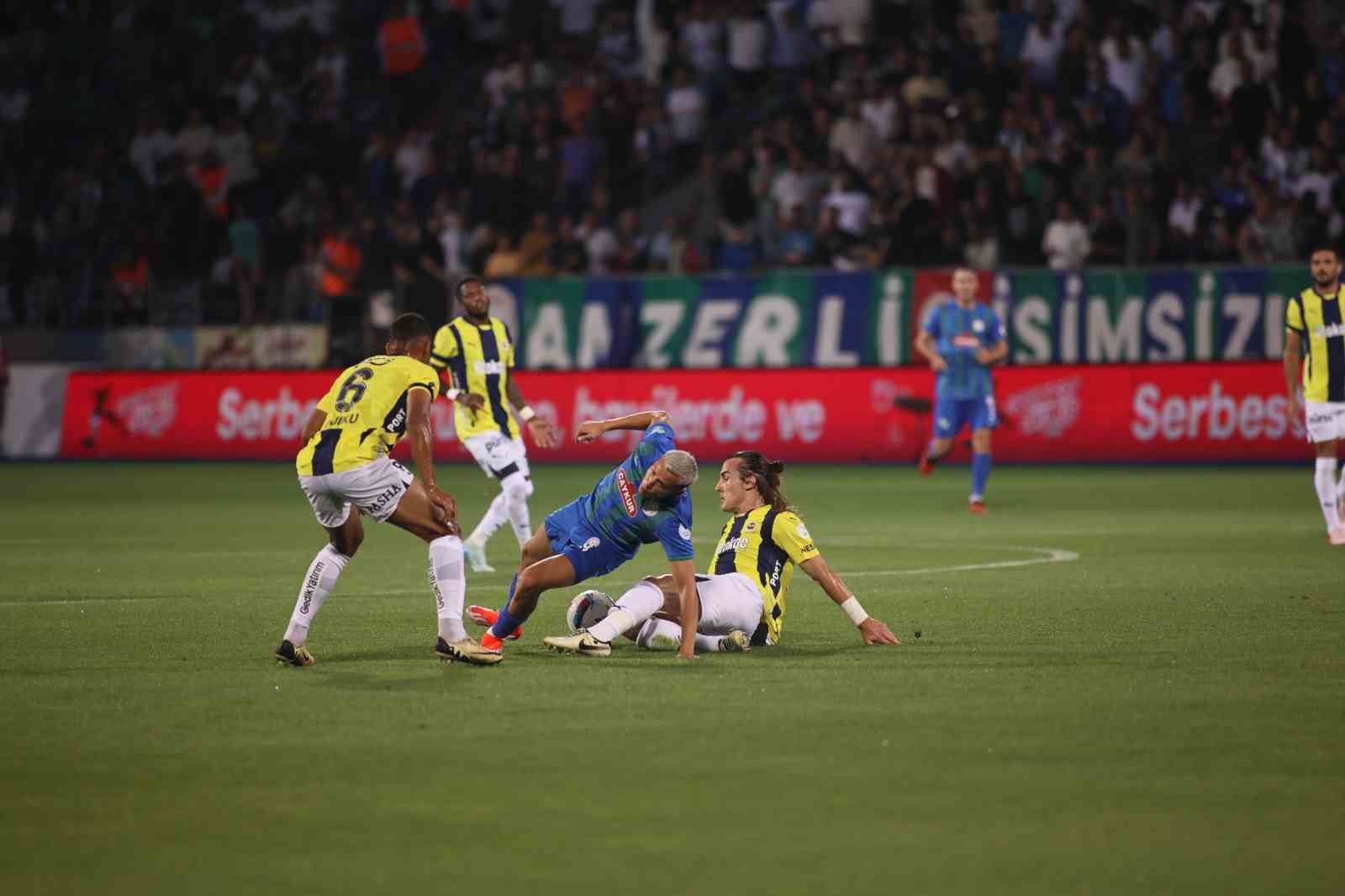 Trendyol Süper Lig: Çaykur Rizespor: 0 - Fenerbahçe: 1 (İlk yarı)
