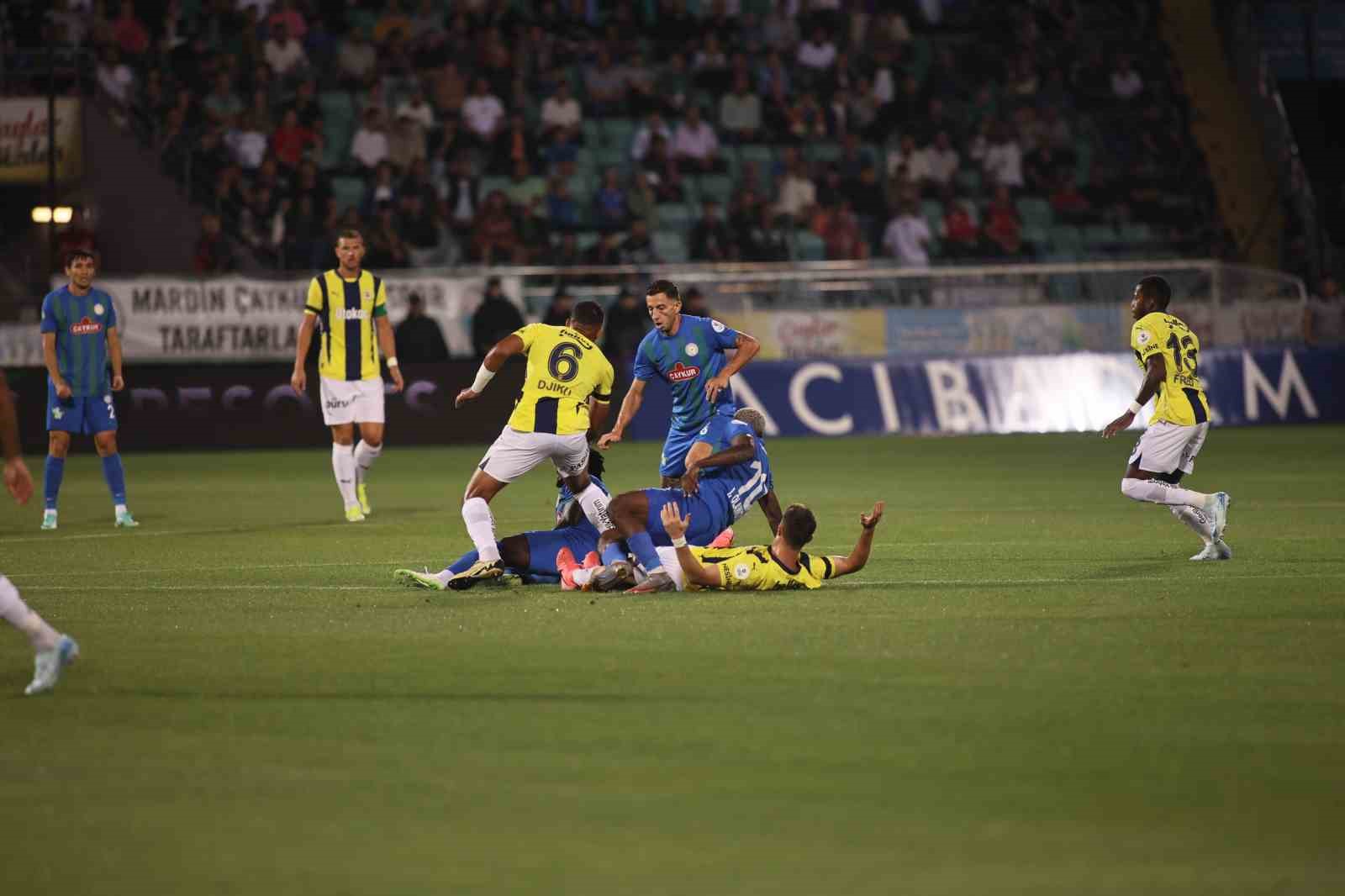 Trendyol Süper Lig: Çaykur Rizespor: 0 - Fenerbahçe: 1 (İlk yarı)
