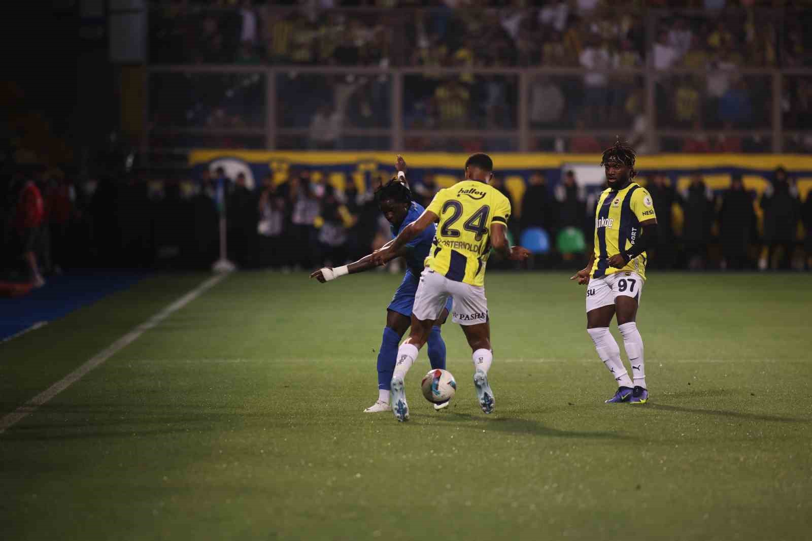 Trendyol Süper Lig: Çaykur Rizespor: 0 - Fenerbahçe: 1 (İlk yarı)
