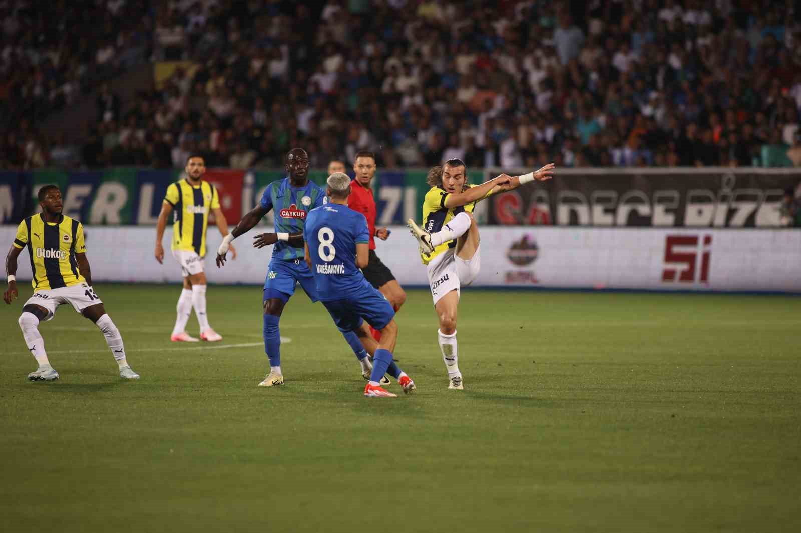 Trendyol Süper Lig: Çaykur Rizespor: 0 - Fenerbahçe: 1 (İlk yarı)
