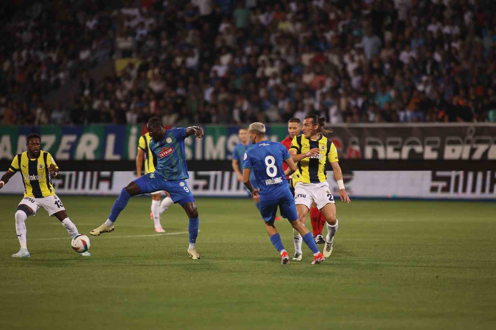 Trendyol Süper Lig: Çaykur Rizespor: 0 - Fenerbahçe: 1 (İlk yarı)
