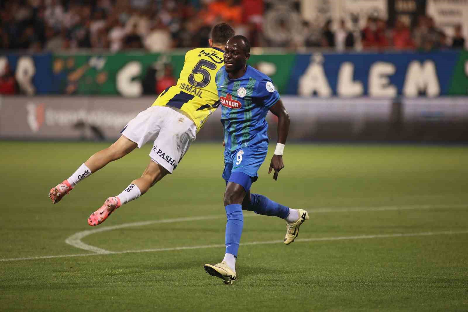 Trendyol Süper Lig: Çaykur Rizespor: 0 - Fenerbahçe: 1 (İlk yarı)
