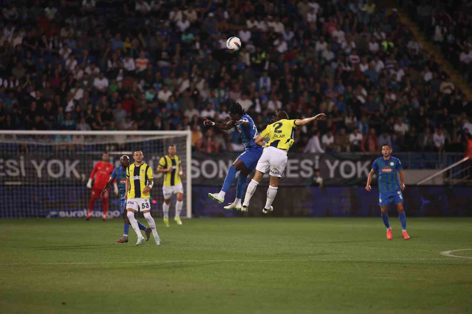 Trendyol Süper Lig: Çaykur Rizespor: 0 - Fenerbahçe: 1 (İlk yarı)
