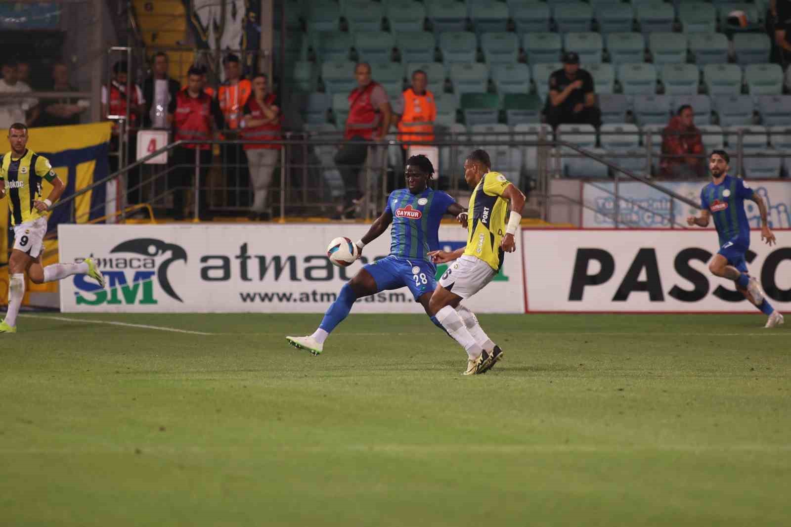 Trendyol Süper Lig: Çaykur Rizespor: 0 - Fenerbahçe: 1 (İlk yarı)
