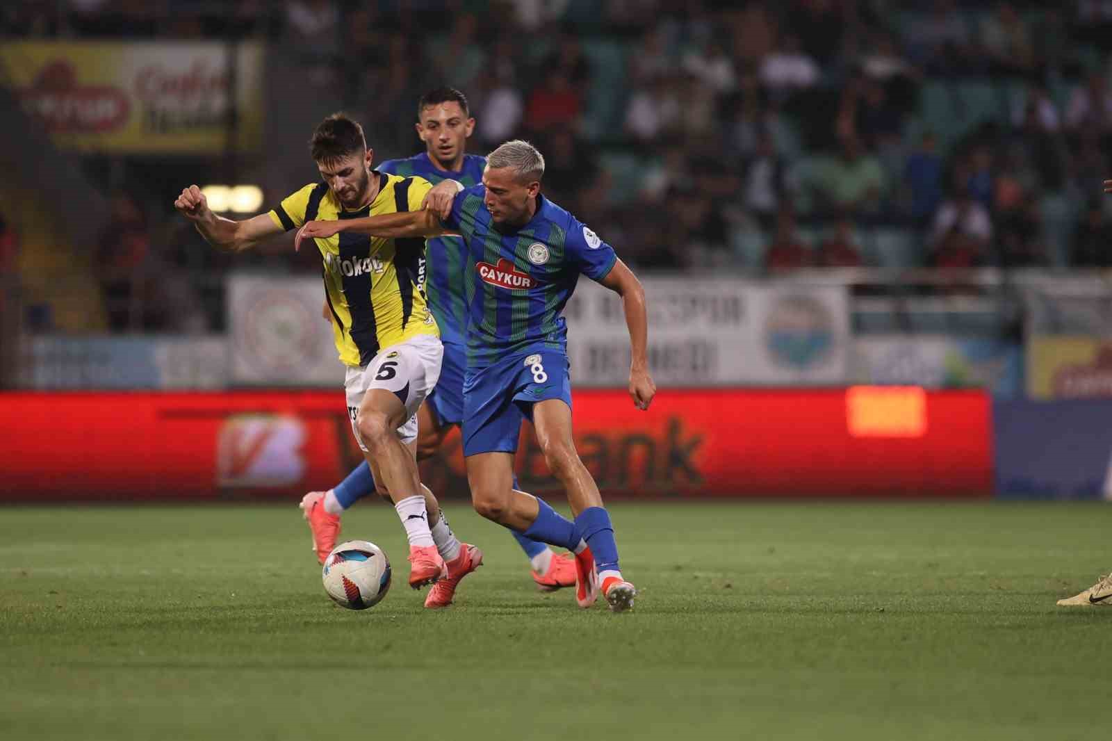 Trendyol Süper Lig: Çaykur Rizespor: 0 - Fenerbahçe: 1 (İlk yarı)
