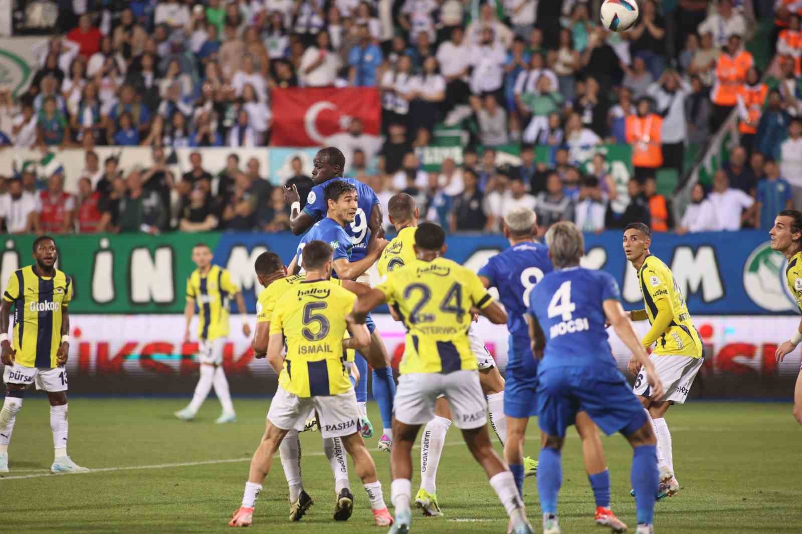 Trendyol Süper Lig: Çaykur Rizespor: 0 - Fenerbahçe: 1 (İlk yarı)
