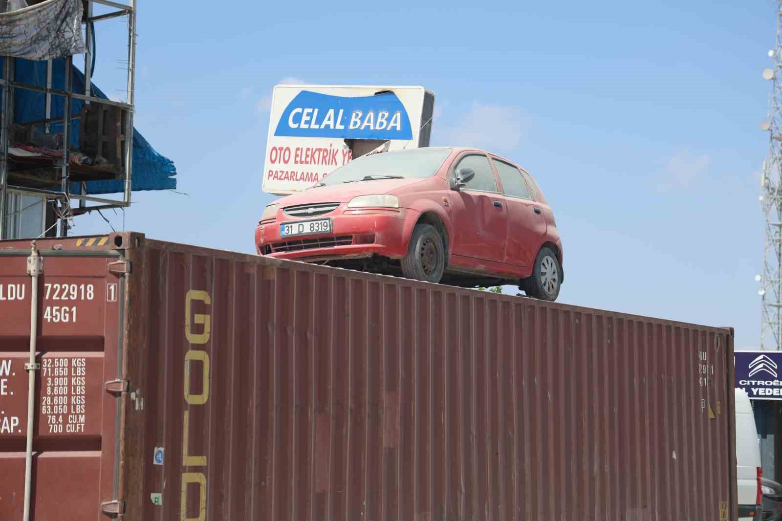 Hırsızların motorunu çaldıkları hatıra aracı kendi de çalınmasın diye konteynerin üzerine koydular
