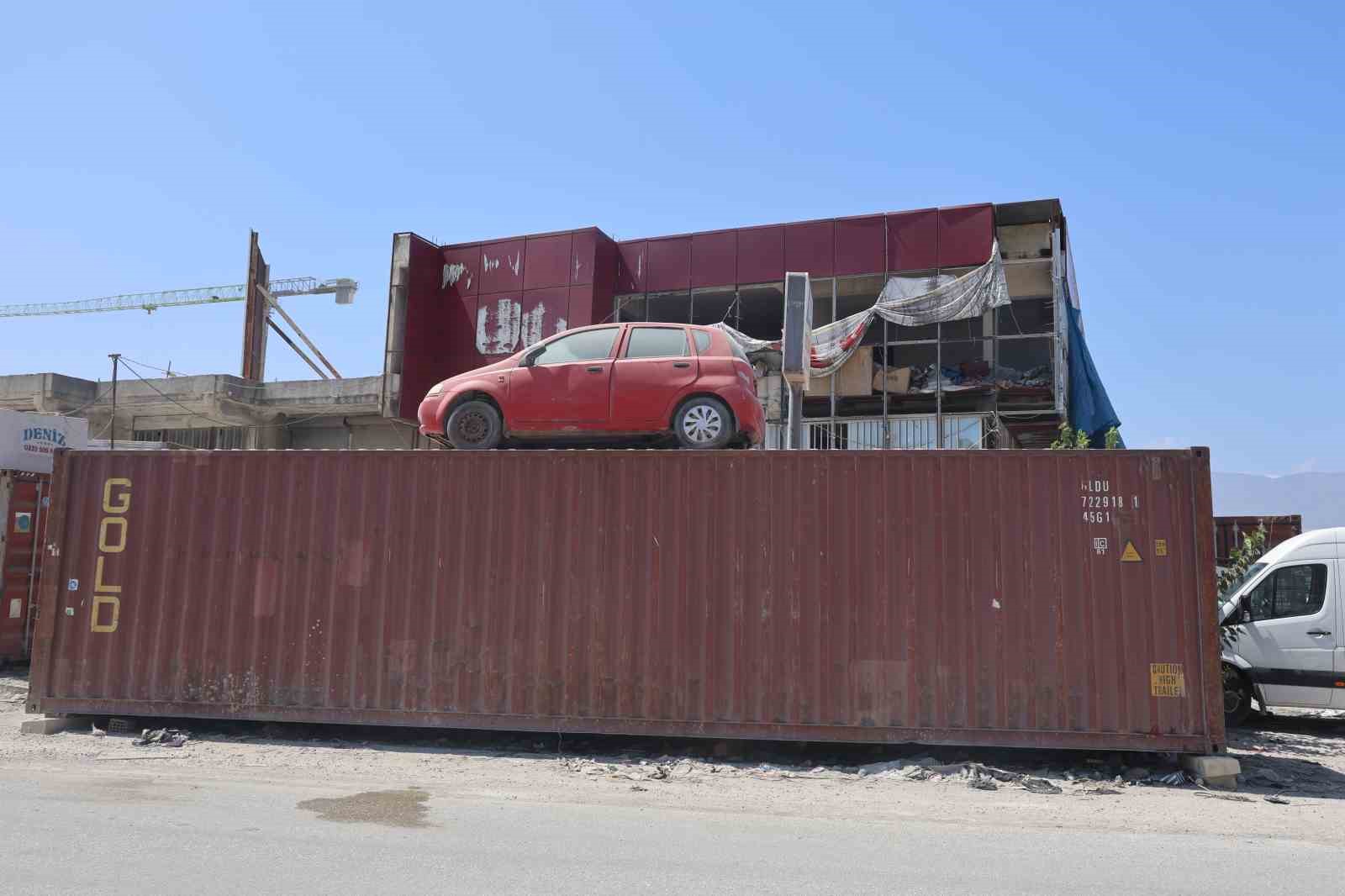 Hırsızların motorunu çaldıkları hatıra aracı kendi de çalınmasın diye konteynerin üzerine koydular
