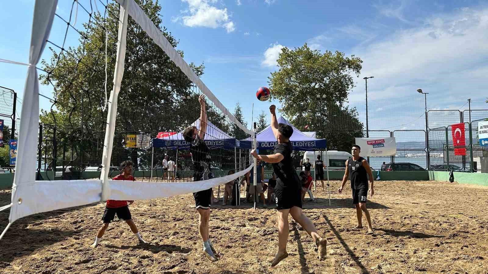 Gölcük’te plaj voleybolu çekişmeli anlara sahne oldu
