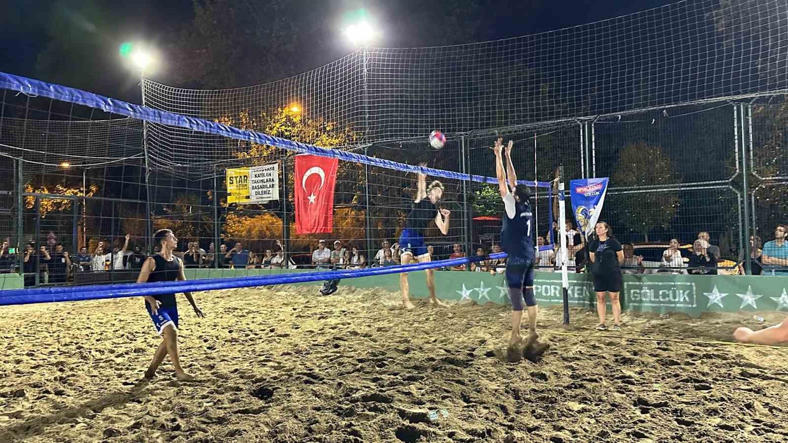 Gölcük’te plaj voleybolu çekişmeli anlara sahne oldu
