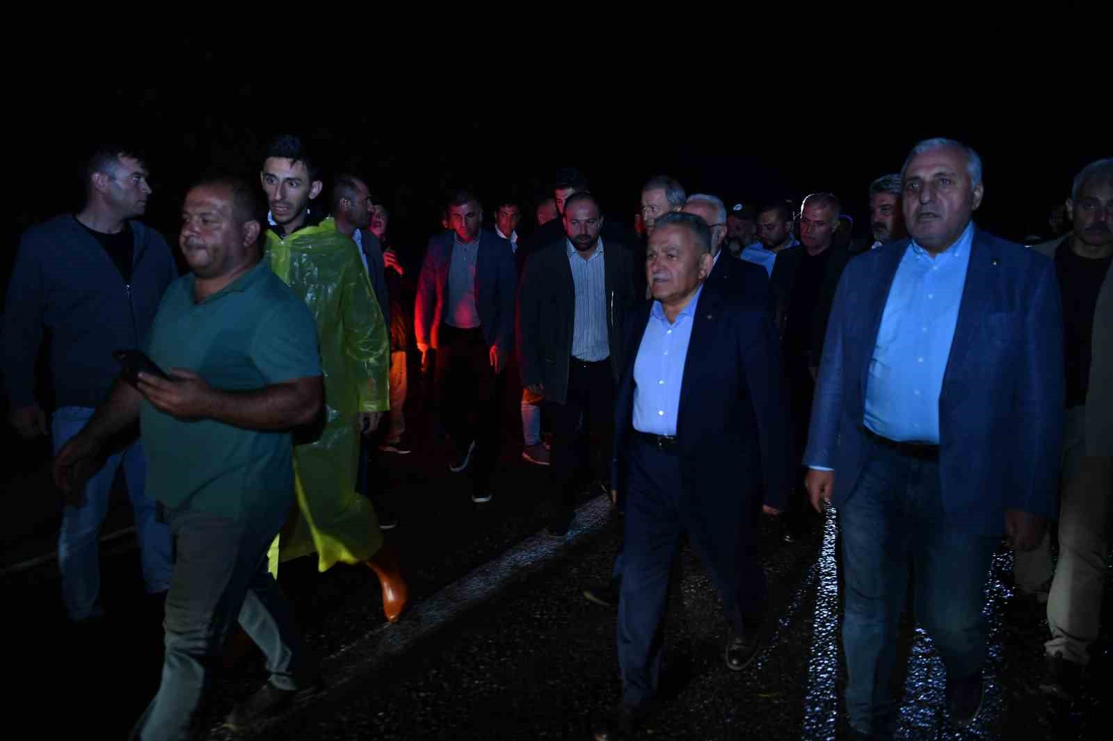 Büyükşehir, Bünyan’daki sel felaketinde 24 iş makinesi ve 71 personel ile görev aldı
