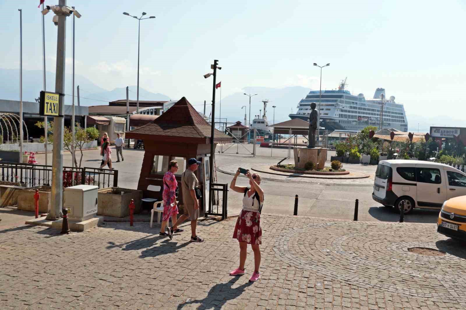 Alanya’ya turistler denizden geldi
