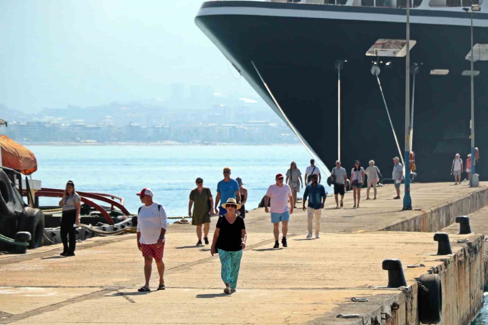 Alanya’ya turistler denizden geldi
