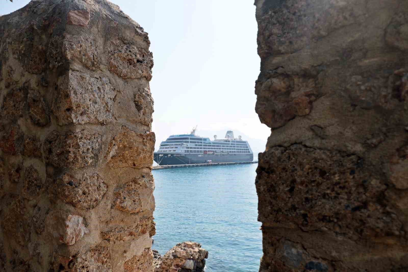 Alanya’ya turistler denizden geldi
