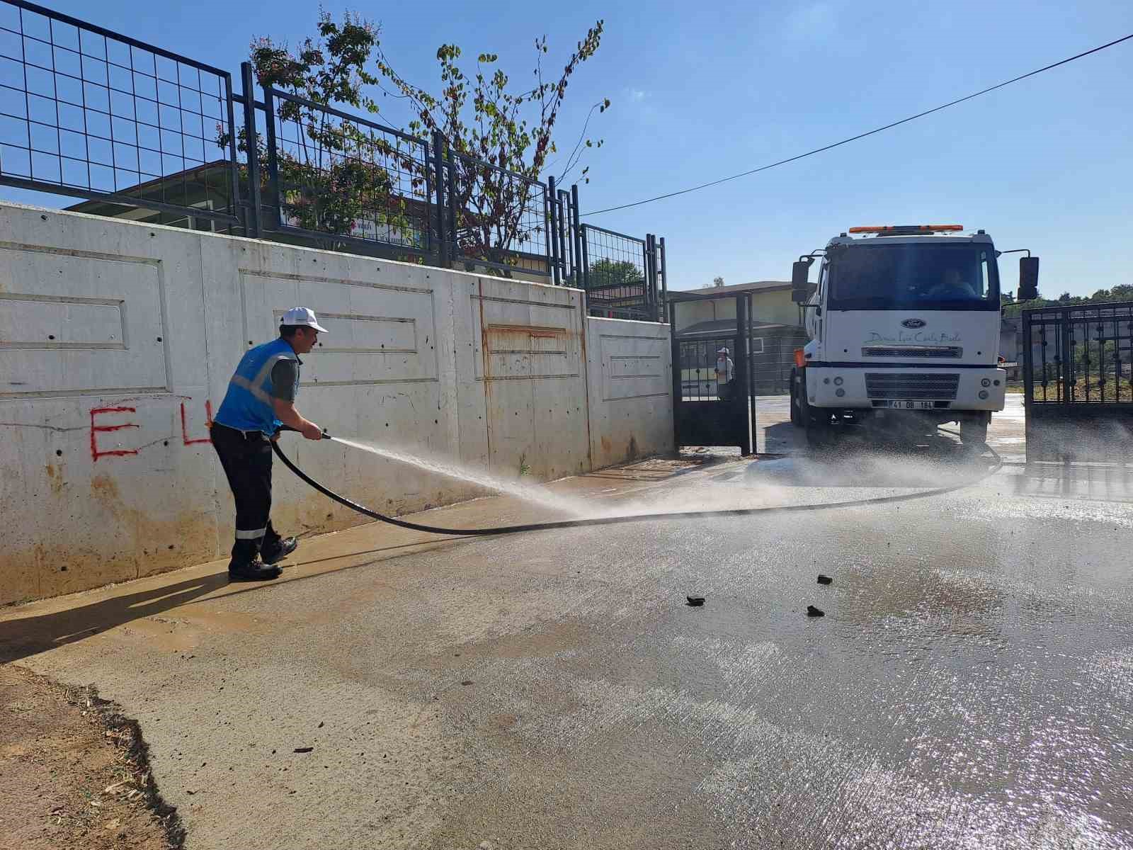 Darıca’daki okullarda temizlik çalışması başlatıldı
