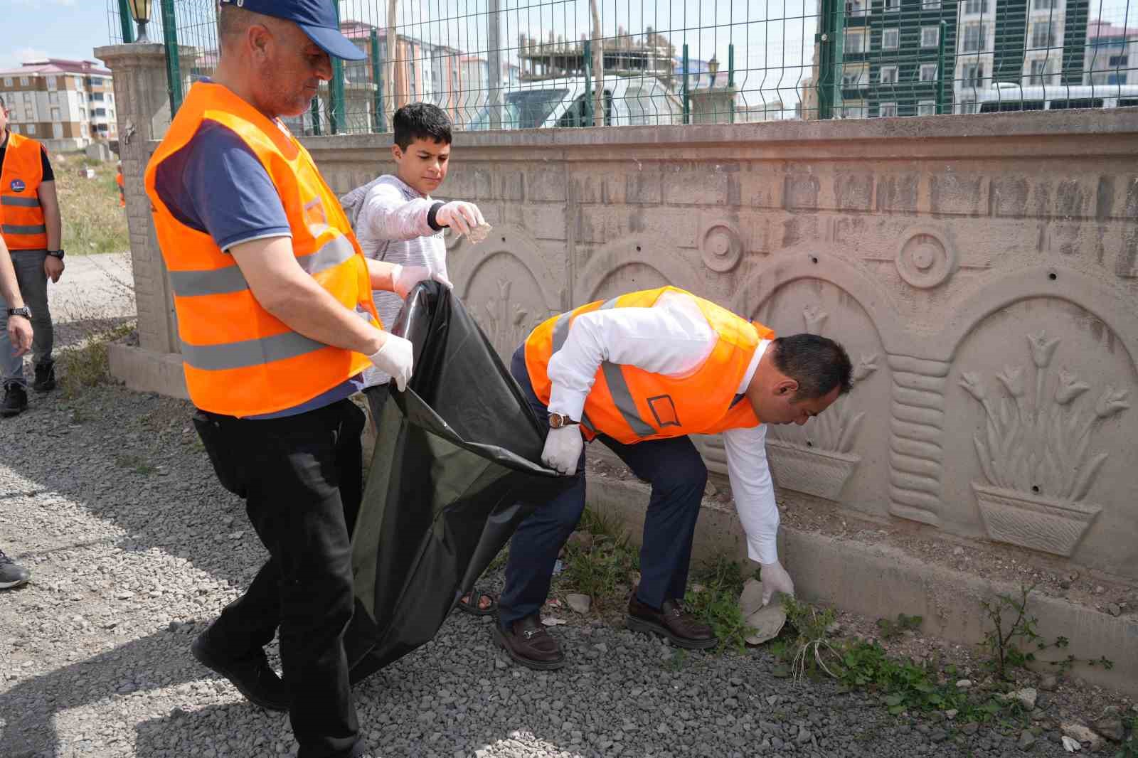 Kars Belediye Başkanı Senger, çevre temizliğine katıldı
