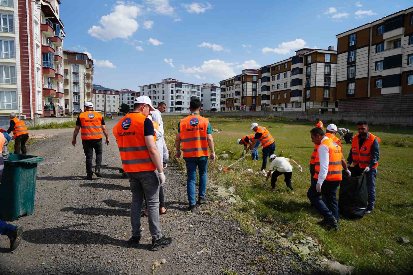 Kars Belediye Başkanı Senger, çevre temizliğine katıldı
