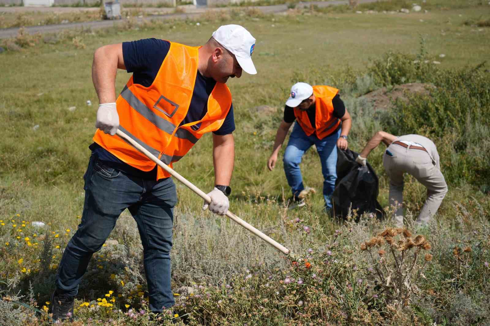 Kars Belediye Başkanı Senger, çevre temizliğine katıldı
