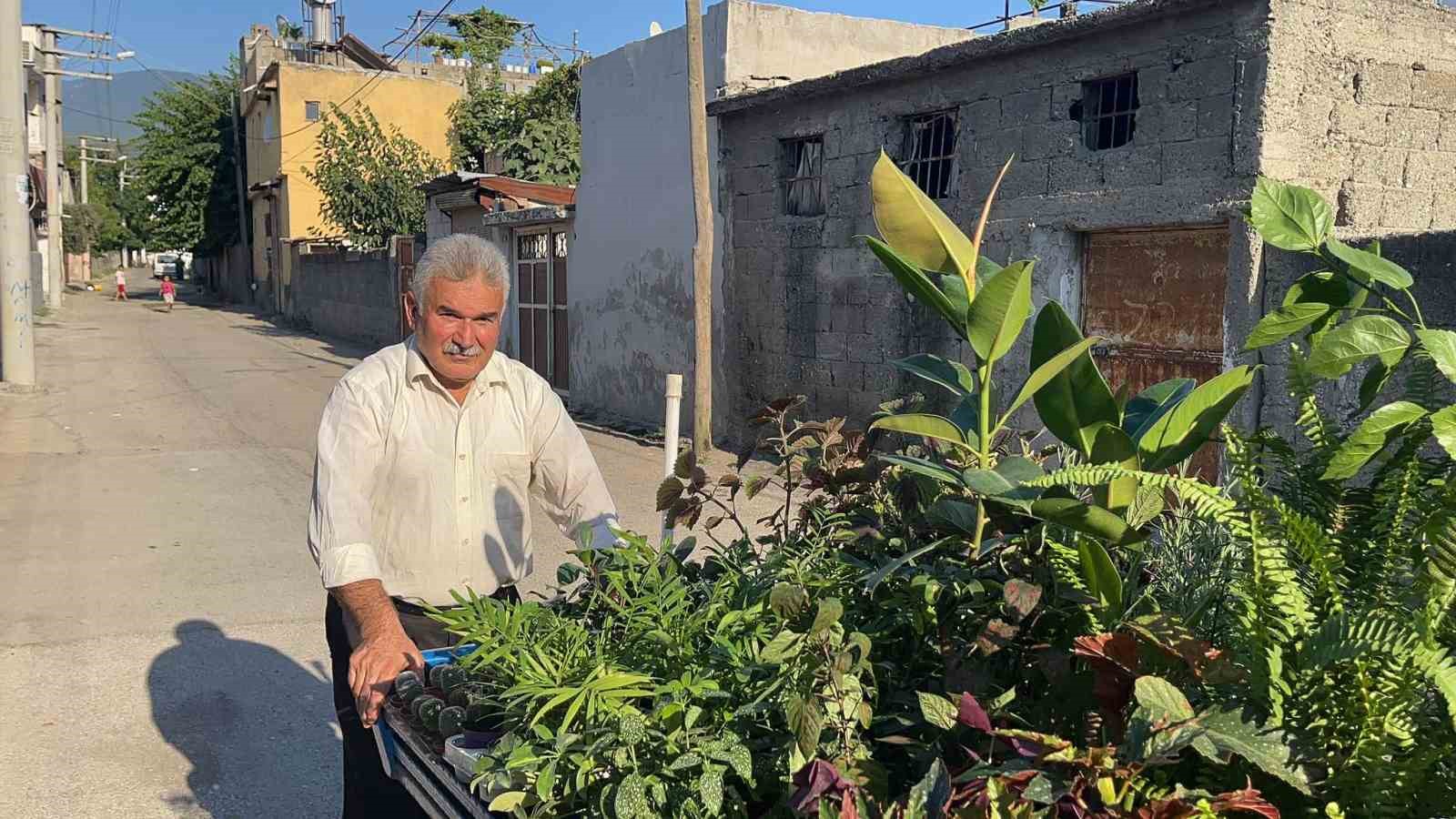 Hobi olarak yetiştirdiği çiçekleri, seyyar tablasında satıyor
