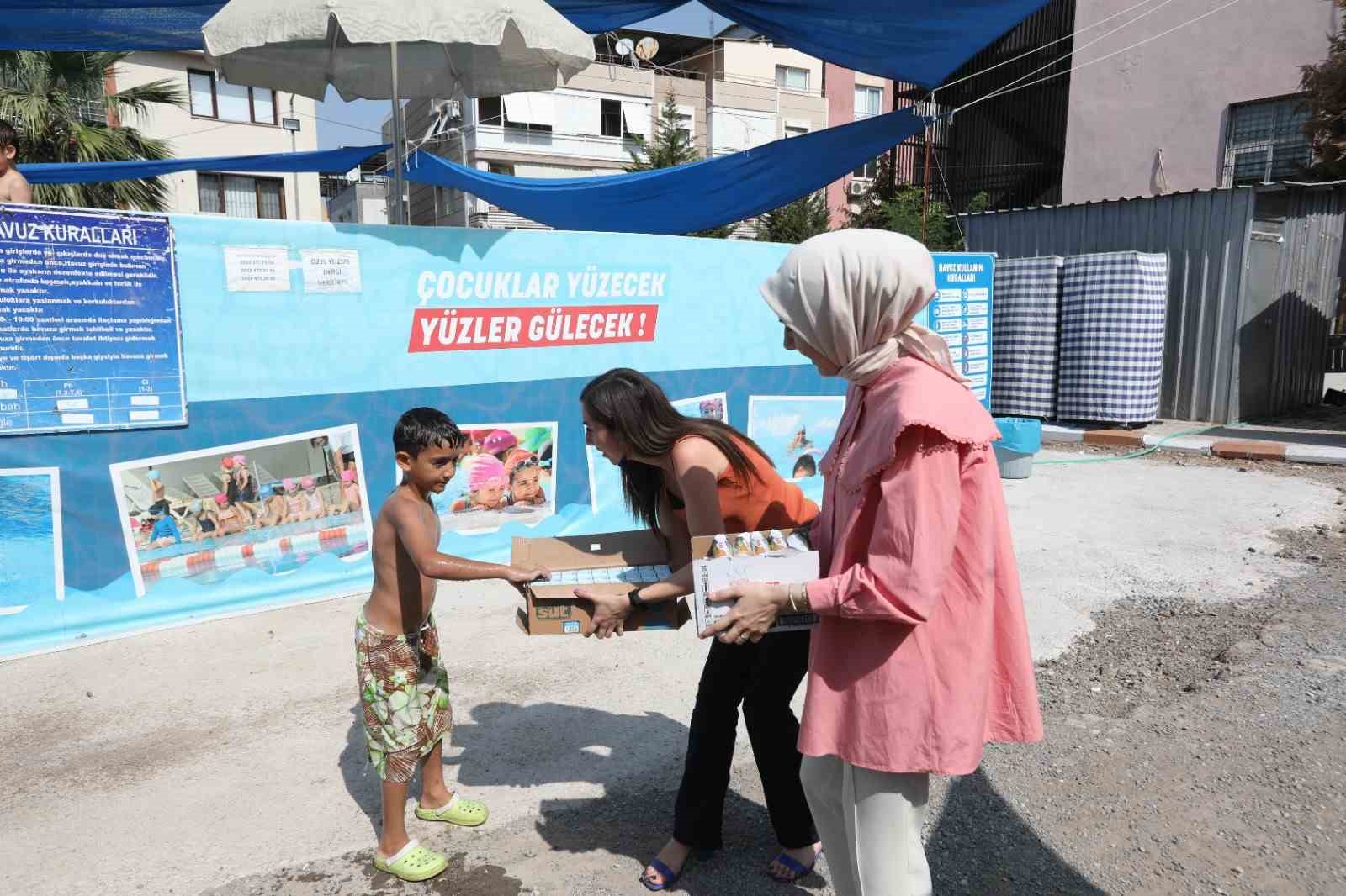 Bayraklı’da 20 çocuk ilk kez havuzla tanıştı
