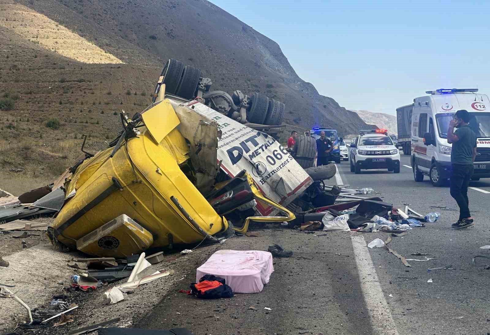 Erzincan’da 4 kişinin öldüğü kazanın nedeni tırın patlayan lastiği
