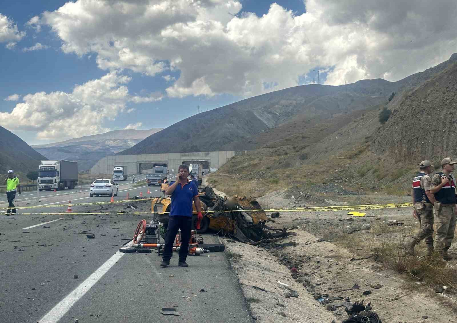 Erzincan’da 4 kişinin öldüğü kazanın nedeni tırın patlayan lastiği
