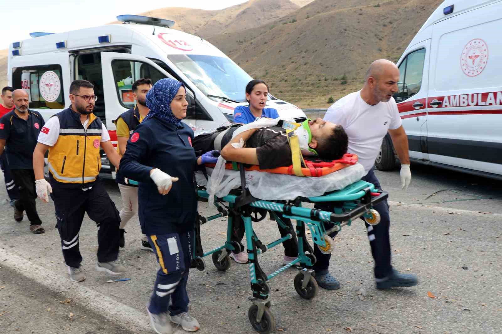 Erzincan’da 4 kişinin öldüğü kazanın nedeni tırın patlayan lastiği
