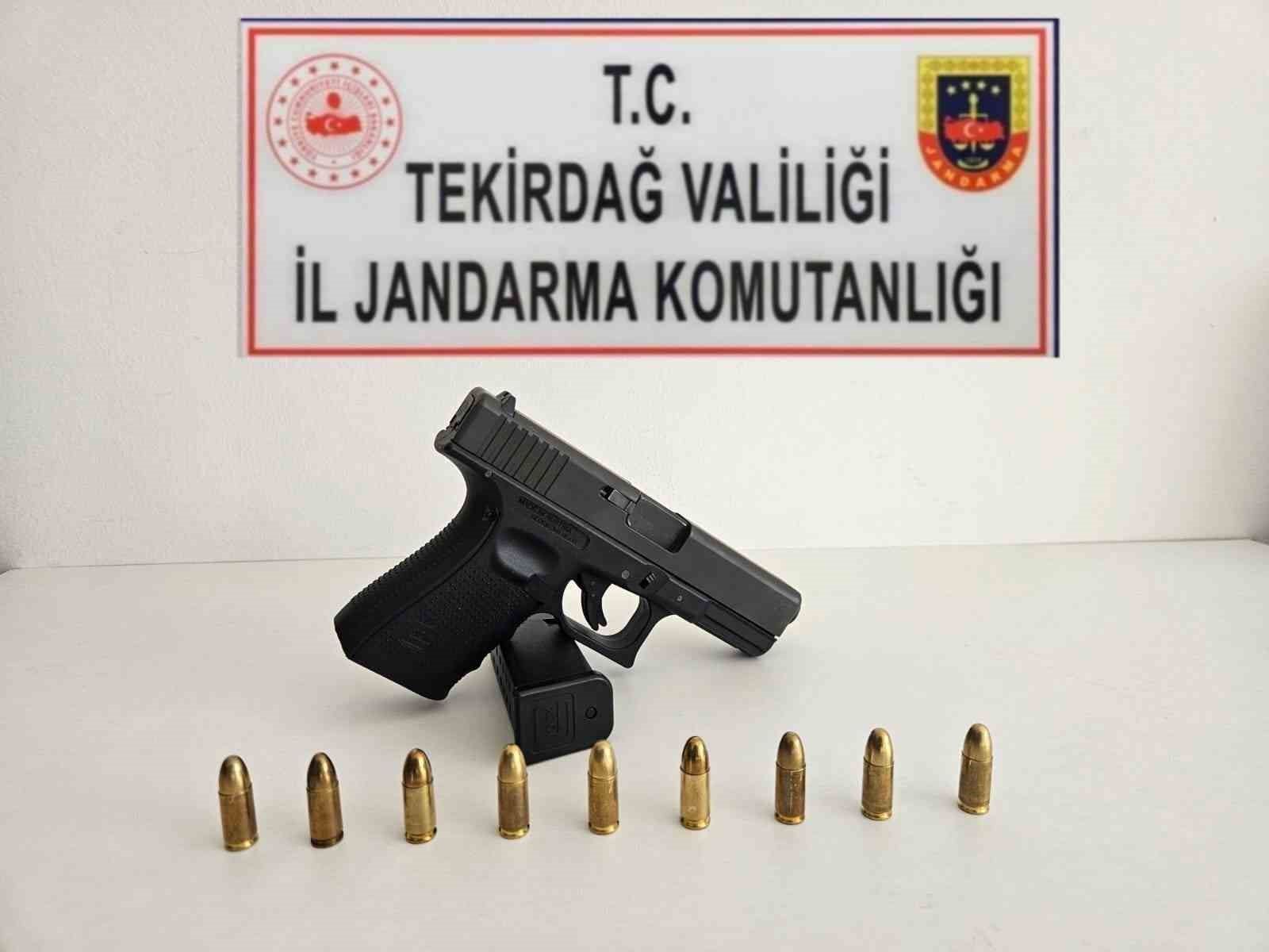 Jandarma tarafından 2 ruhsatsız tabanca ele geçirildi
