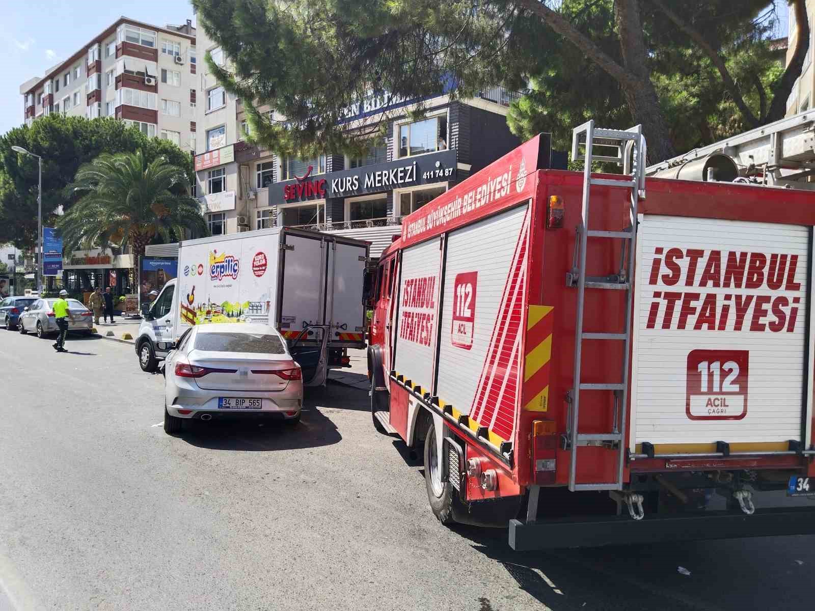 Kadıköy’de otomobil tavuk yüklü kamyonete çarptı: 1 yaralı
