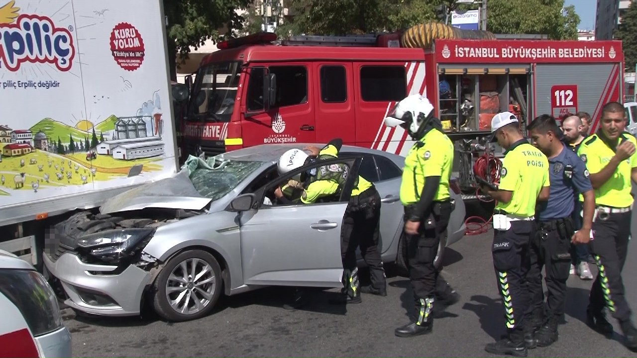 Kadıköy’de otomobil tavuk yüklü kamyonete çarptı: 1 yaralı
