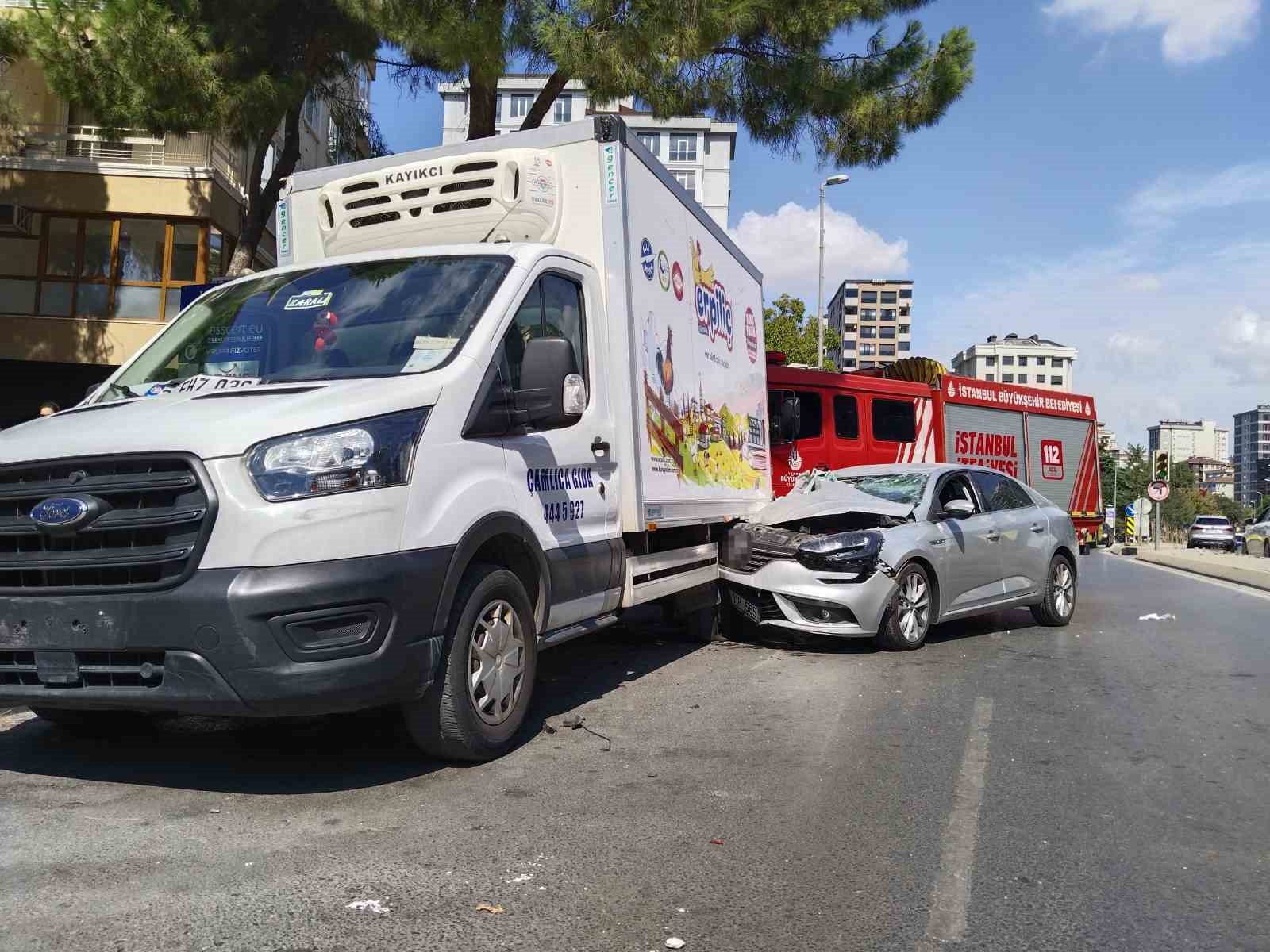 Kadıköy’de otomobil tavuk yüklü kamyonete çarptı: 1 yaralı
