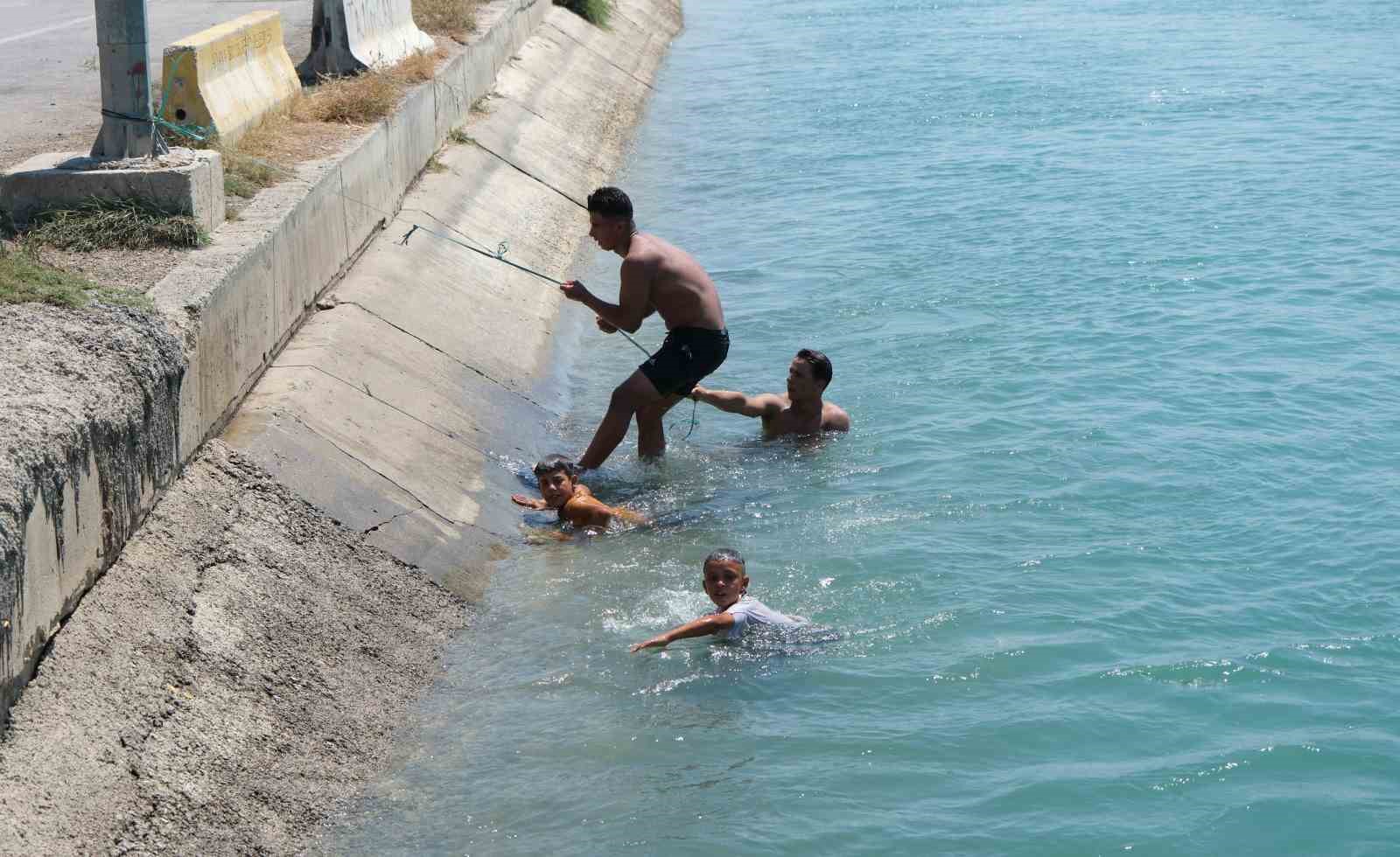 Adana’da gençler kanal kenarlarına bağladıkları iple hayata tutunuyorlar
