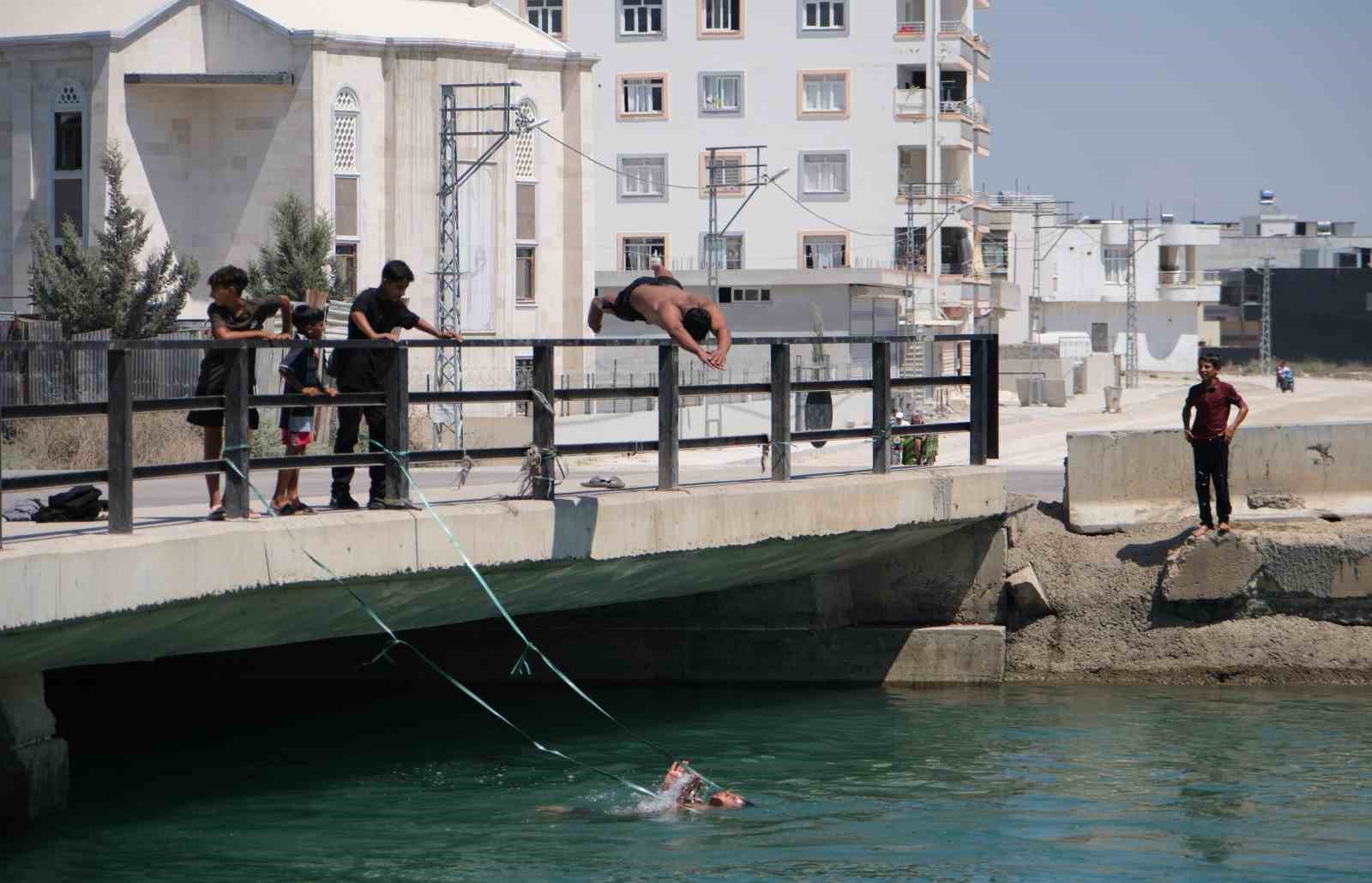 Adana’da gençler kanal kenarlarına bağladıkları iple hayata tutunuyorlar
