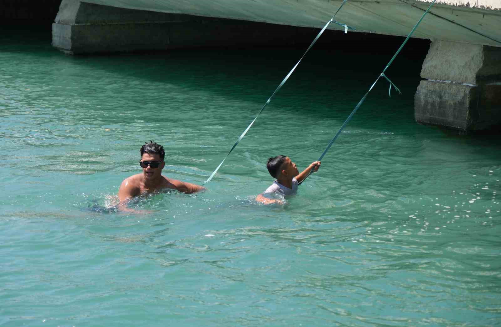 Adana’da gençler kanal kenarlarına bağladıkları iple hayata tutunuyorlar
