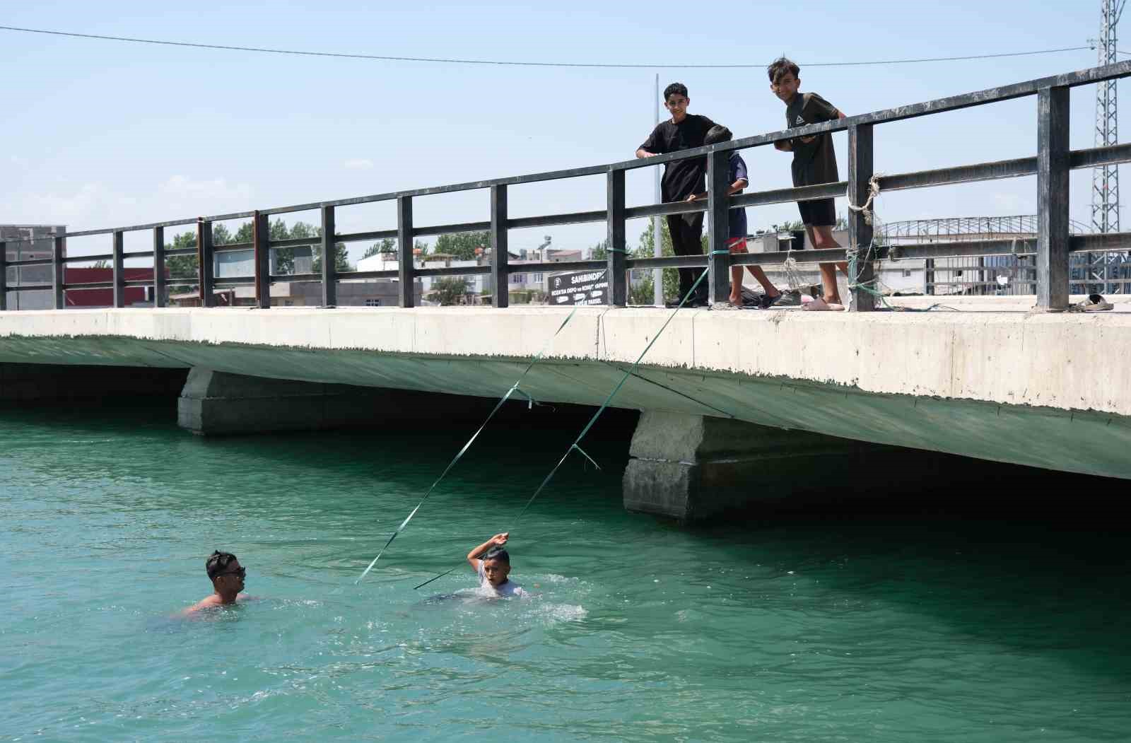 Adana’da gençler kanal kenarlarına bağladıkları iple hayata tutunuyorlar
