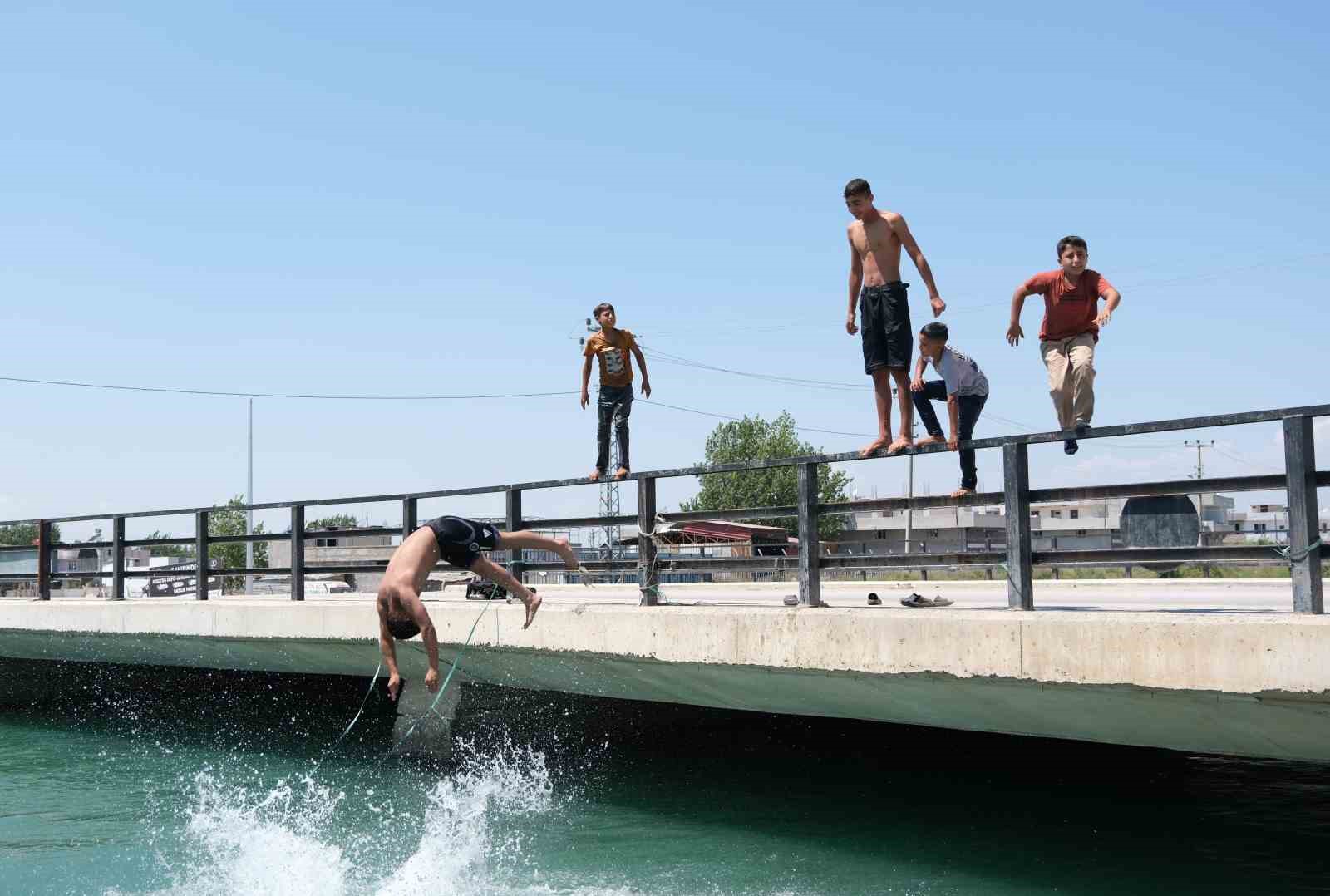 Adana’da gençler kanal kenarlarına bağladıkları iple hayata tutunuyorlar
