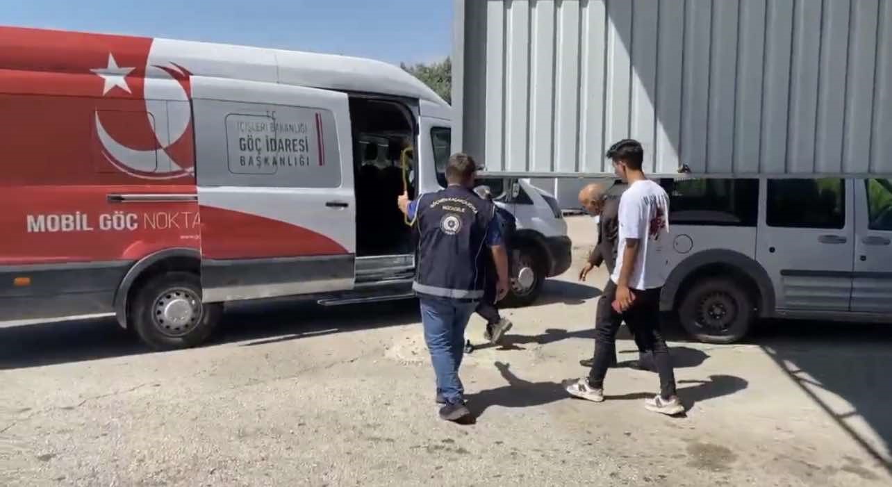 Mobil Göç aracının kullanıldığı uygulamada 11 düzensiz göçmen yakalandı
