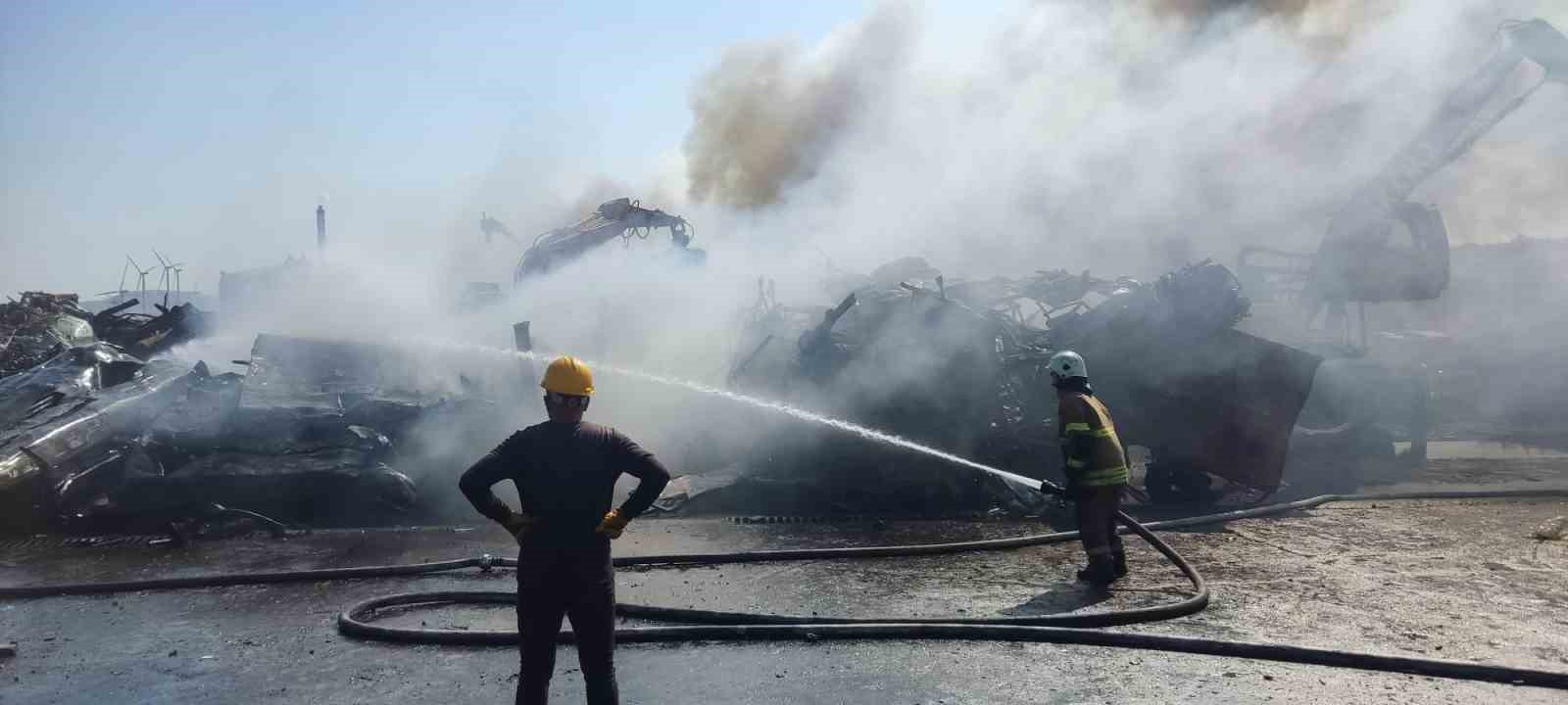 Aliağa’da bir hurdalıkta çıkan yangın söndürüldü
