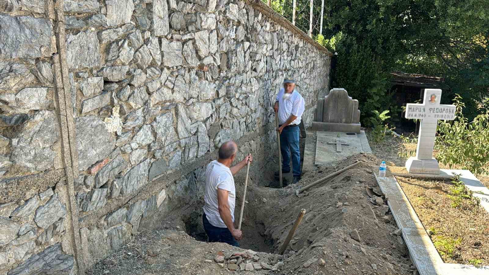 Şişli Rum Ortodoks Mezarlığı’nda kazı yapan 4 define avcısı yakalandı
