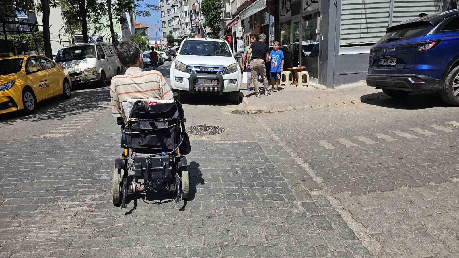 Bandırma’da hatalı parklar engellileri zor durumda bırakıyor
