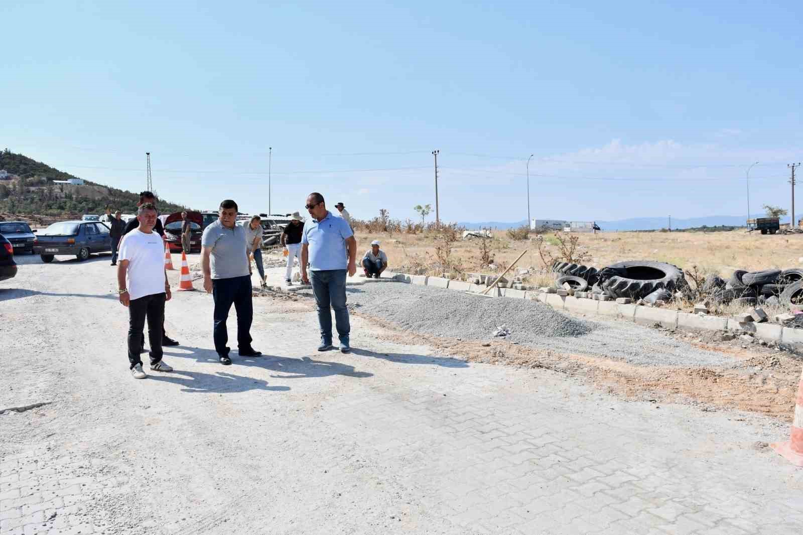 Emet Belediyesinden Sanayi Sitesi’nde parke taşı döşeme çalışması
