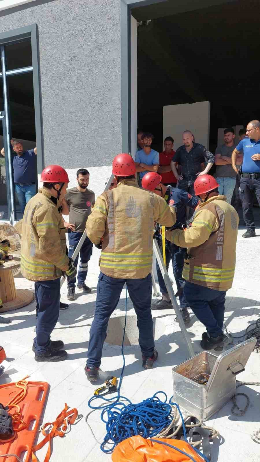 Pendik’te kuyuya düşen inşaat işçisinin kurtarılma anı kamerada
