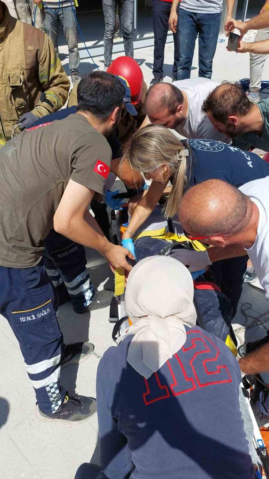 Pendik’te kuyuya düşen inşaat işçisinin kurtarılma anı kamerada
