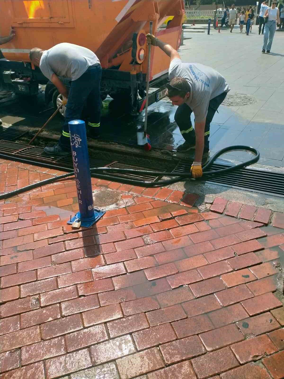 Nazilli Belediyesi çarşı bölgesinde mazgal temizliği gerçekleştirdi
