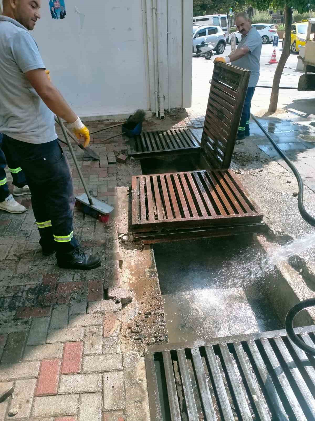 Nazilli Belediyesi çarşı bölgesinde mazgal temizliği gerçekleştirdi
